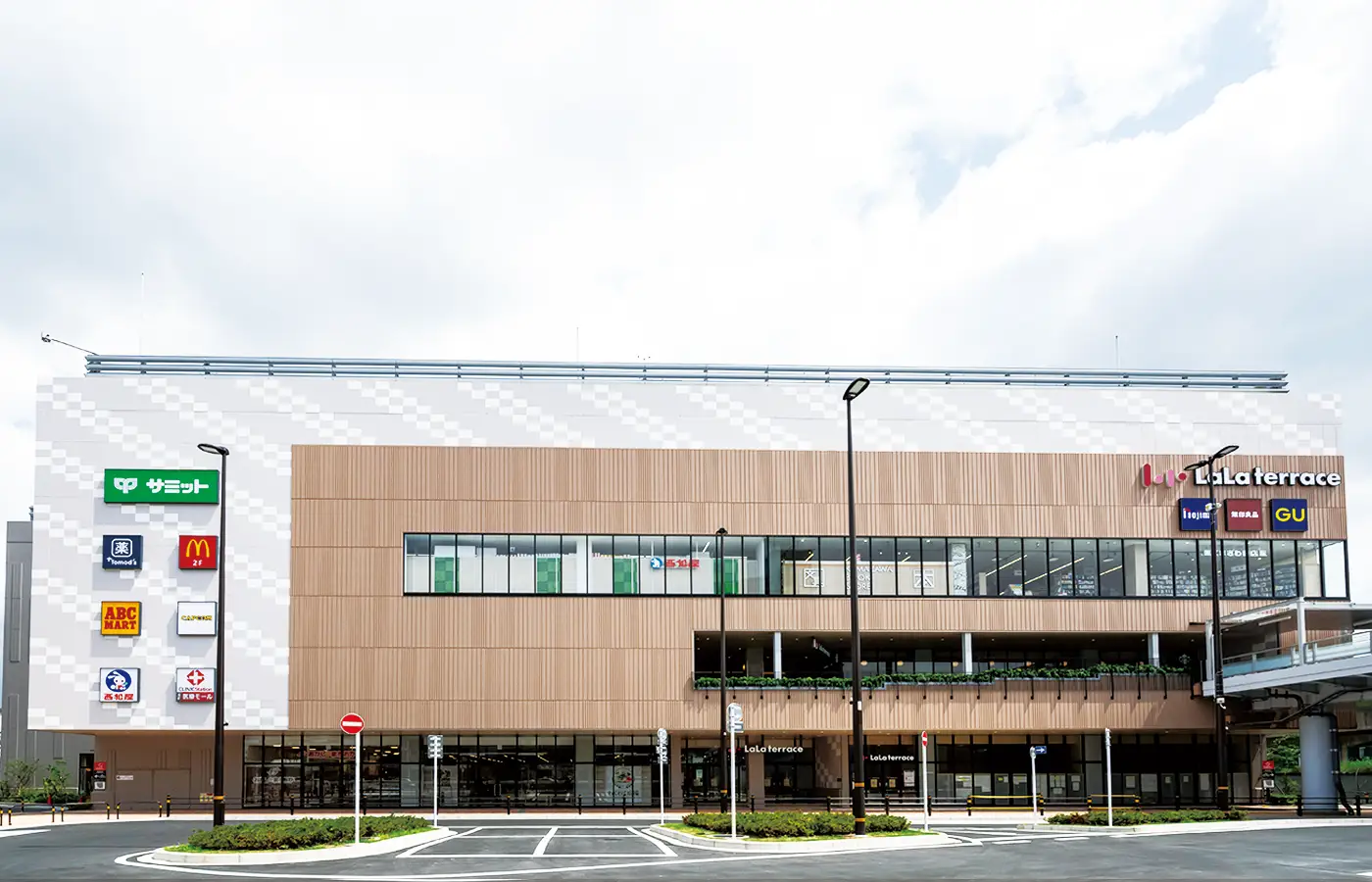 東京メトロ千代田線「北綾瀬」駅前に建つ大型商業施設「ららテラス北綾瀬」外観